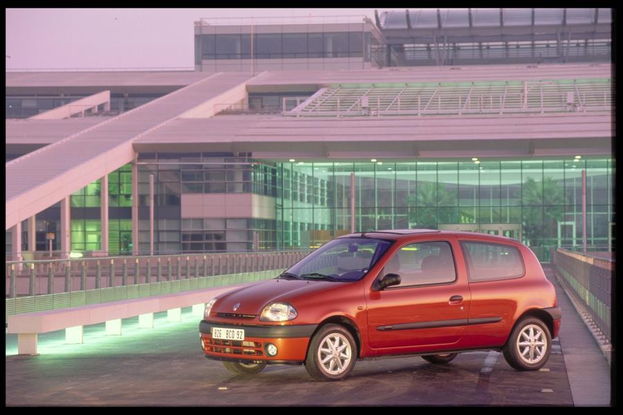  Renault Clio 1998 года  (фото 91 из 106)